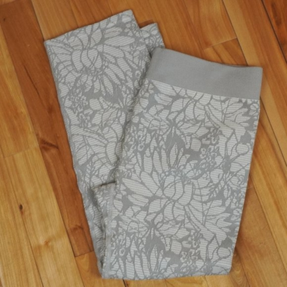 Fabletics Gray and White Floral Leggings Waist‎ 26